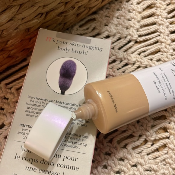 Body Foundation & Brush - Picture 2 of 2